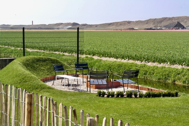 Schelpenterras met kampvuurplaats.....